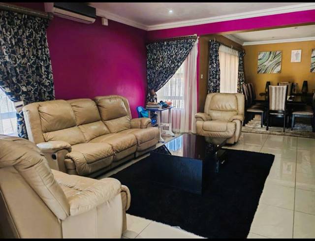 4 BEDROOM HOUSE FOR SALE IN WOODHILL ESTATE